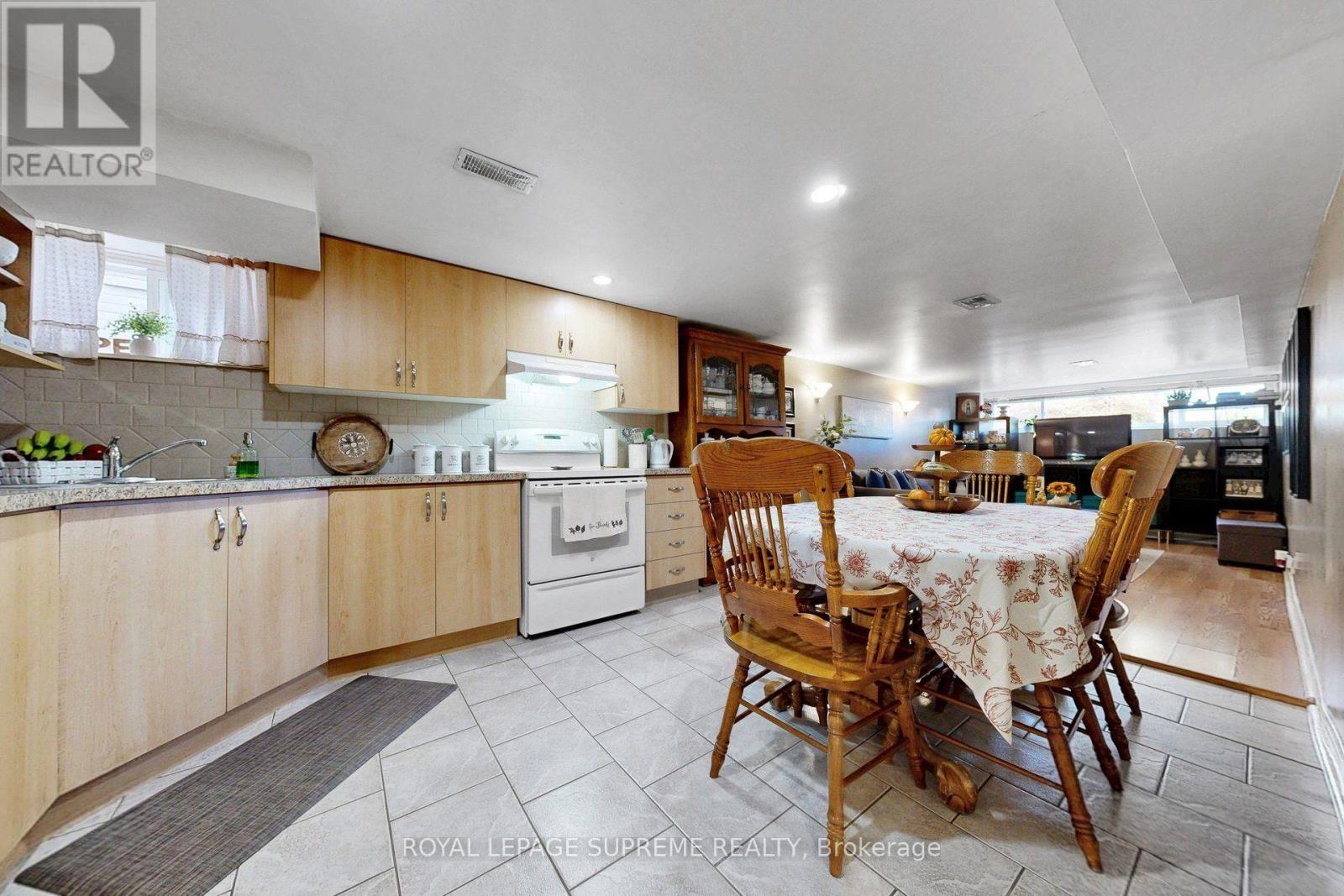 465 Maple Leaf Drive, Toronto, Ontario  M6L 1R1 - Photo 39 - W13859546