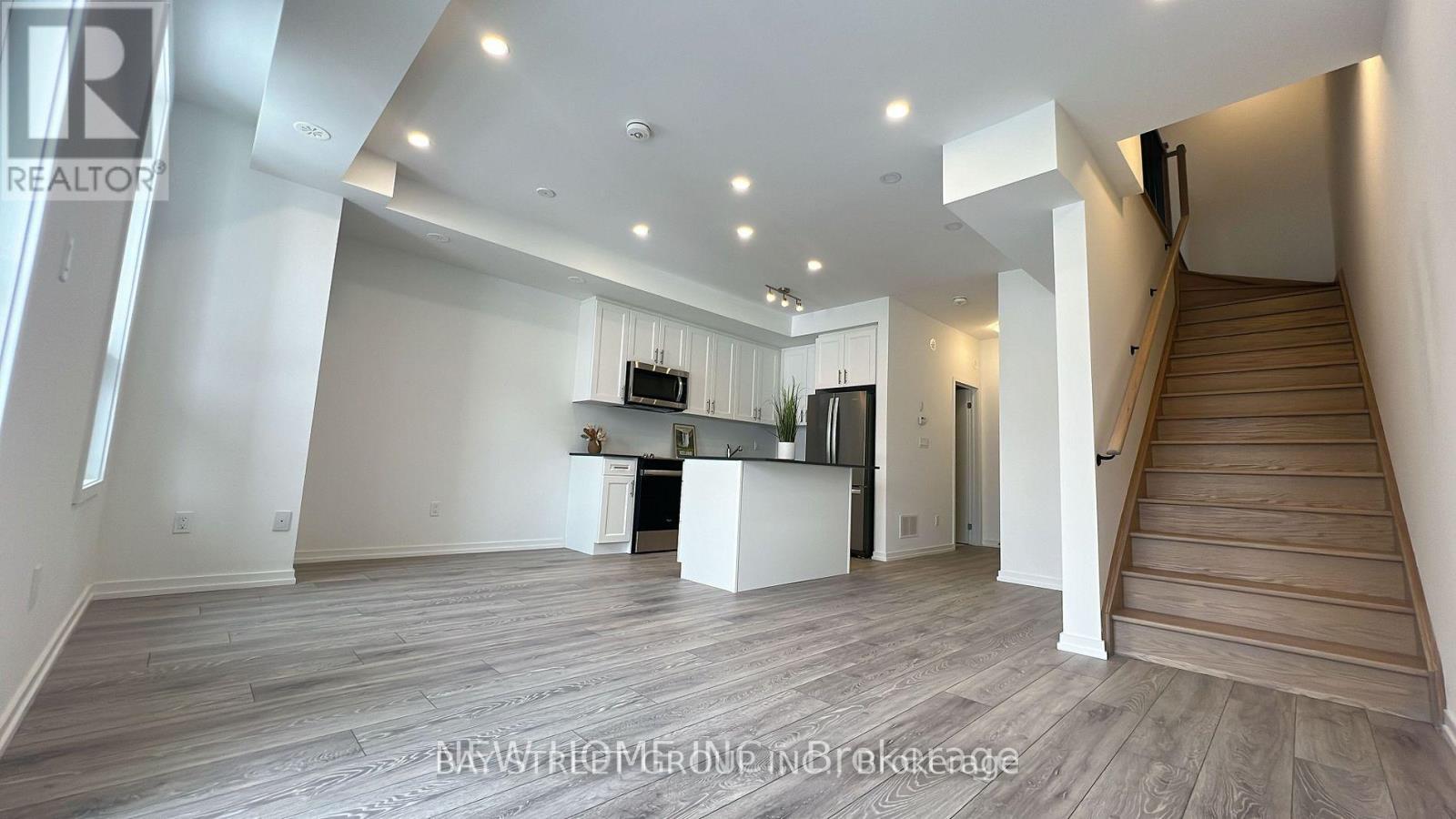 Unit 20-24 Lytham Green Circle, Newmarket, Ontario  L3Y 0H5 - Photo 2 - N13859556