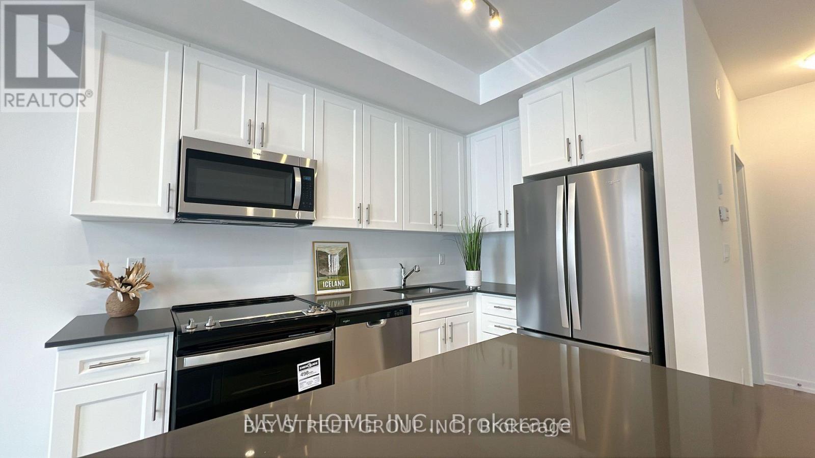 Unit 20-24 Lytham Green Circle, Newmarket, Ontario  L3Y 0H5 - Photo 3 - N13859556