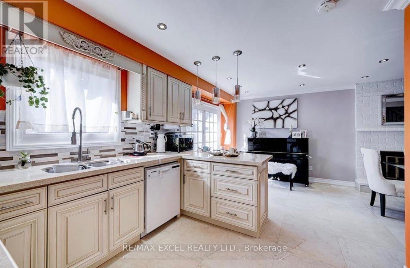 Upper - 70 Weldrick Road E, Richmond Hill, Ontario  L4C 8T8 - Photo 15 - N13859570