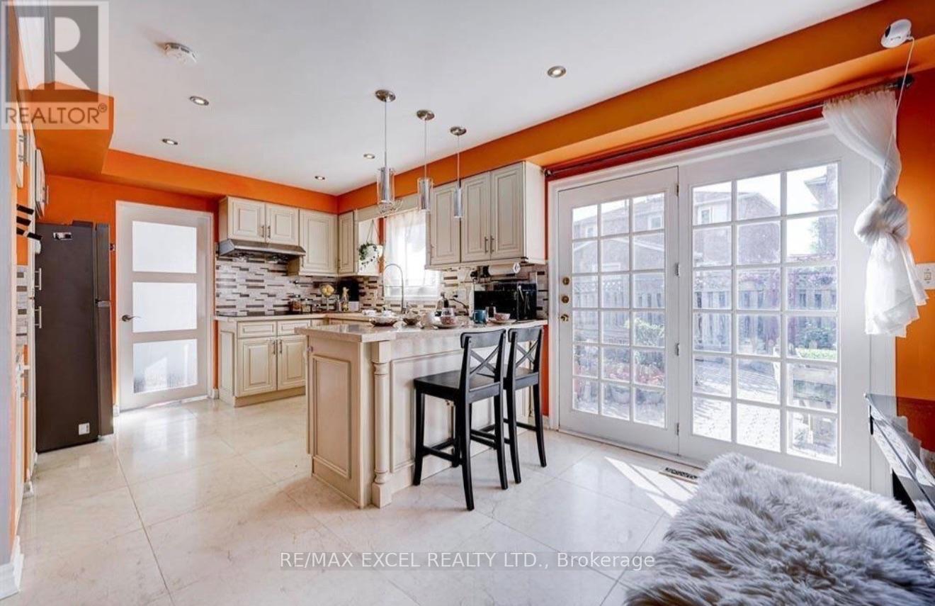 Upper - 70 Weldrick Road E, Richmond Hill, Ontario  L4C 8T8 - Photo 13 - N13859570