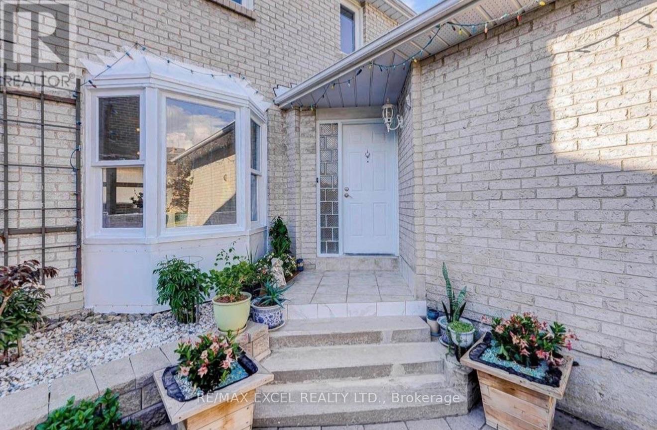 Upper - 70 Weldrick Road E, Richmond Hill, Ontario  L4C 8T8 - Photo 3 - N13859570