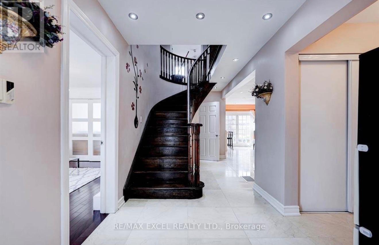 Upper - 70 Weldrick Road E, Richmond Hill, Ontario  L4C 8T8 - Photo 5 - N13859570