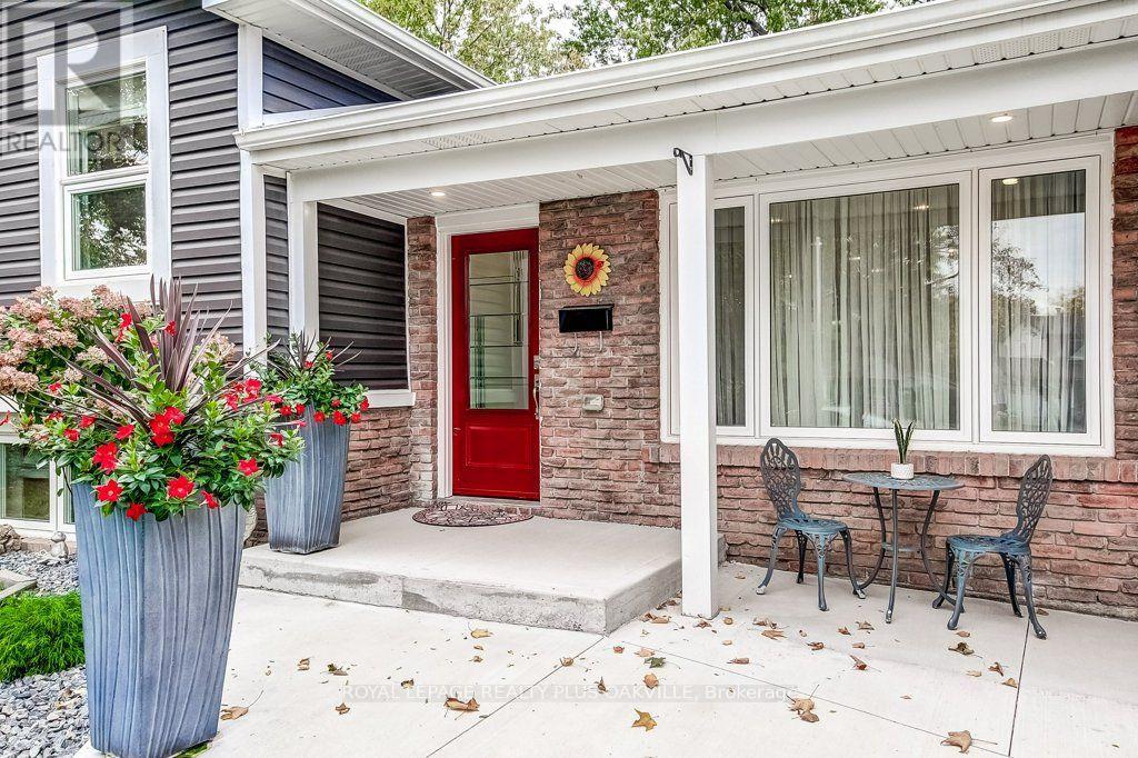 4364 Ayr Place, Burlington, Ontario  L7L 2A2 - Photo 3 - W13859614