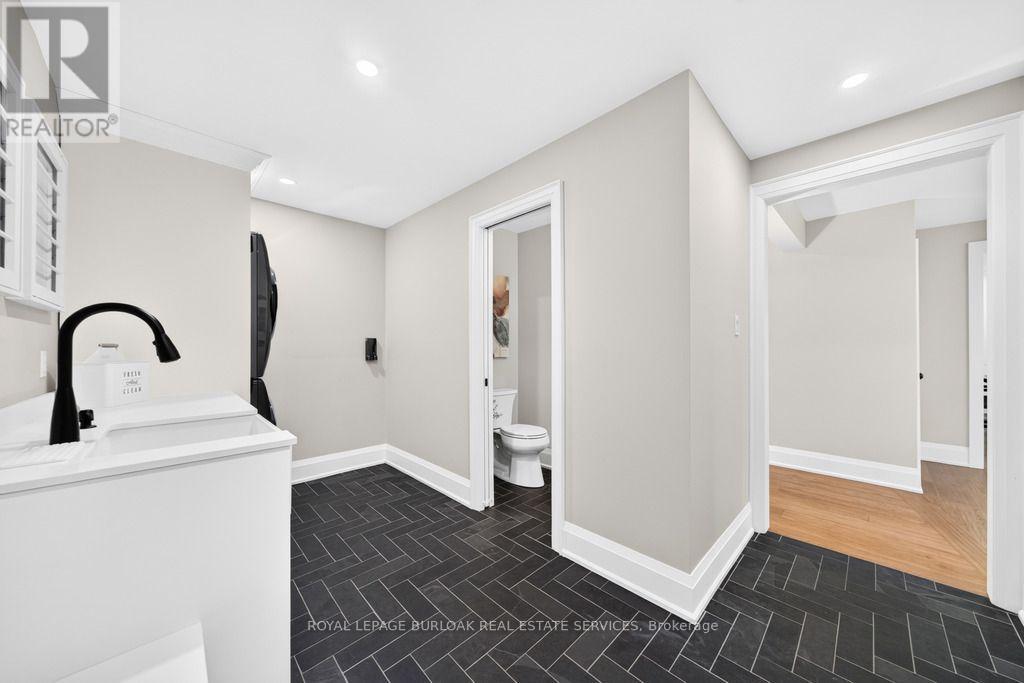 385 Rosslyn Drive, Burlington, Ontario  L7T 1S6 - Photo 8 - W13847330