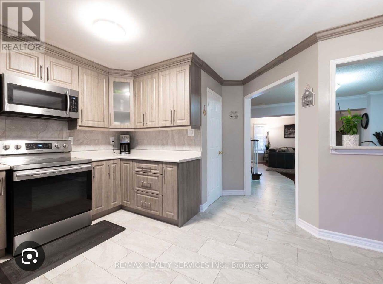 17 Piane Avenue, Brampton, Ontario  L6Y 4Y7 - Photo 2 - W13859676