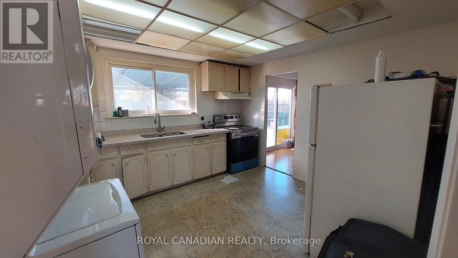 3677 Woodruff Crescent, Mississauga, Ontario  L4T 1T8 - Photo 5 - W13859684