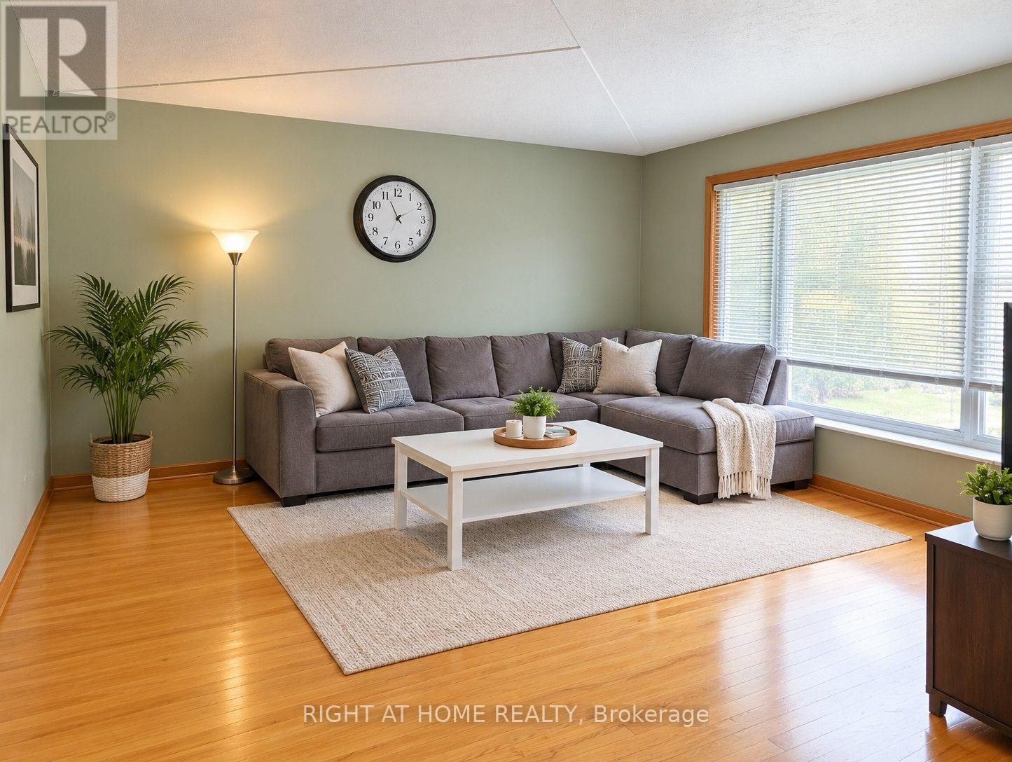Upper - 30 San Remo Drive, Hamilton, Ontario  L9C 5N3 - Photo 3 - X13859664