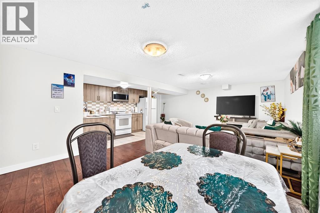 135 Whiteview Close NE