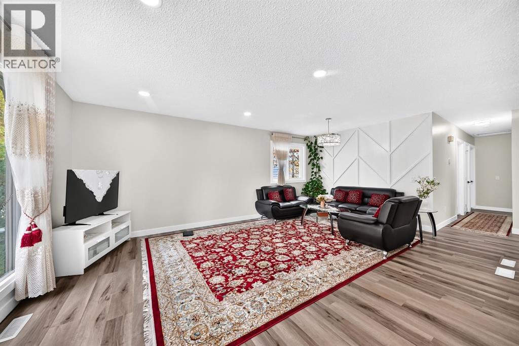 135 Whiteview Close NE