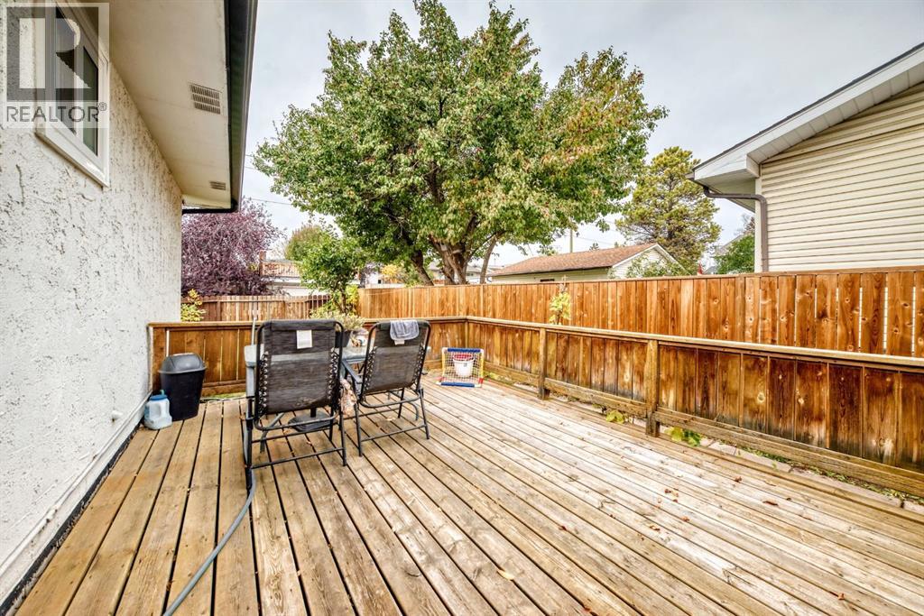 135 Whiteview Close NE