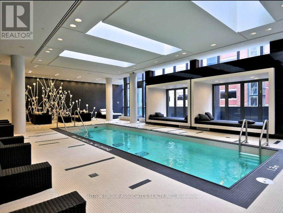 2411 - 770 BAY STREET, Toronto, Ontario