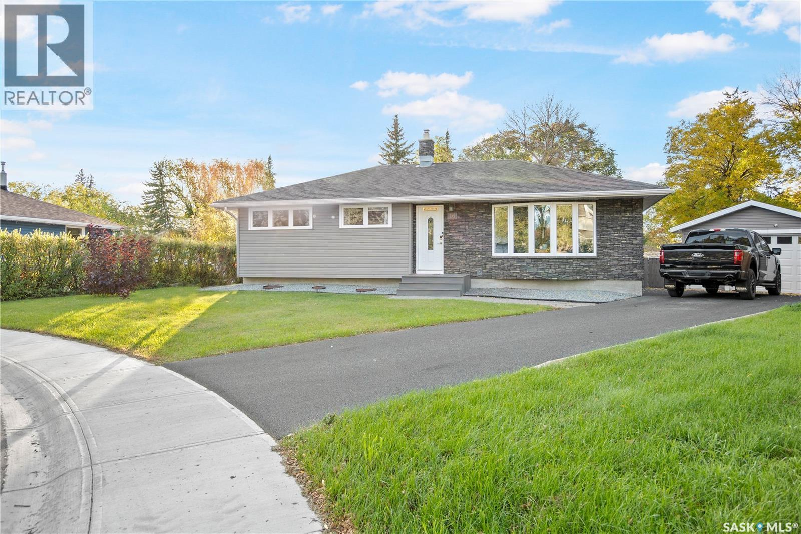 16 Lipton Place, Regina, Saskatchewan  S4R 3T6 - Photo 2 - SK049505