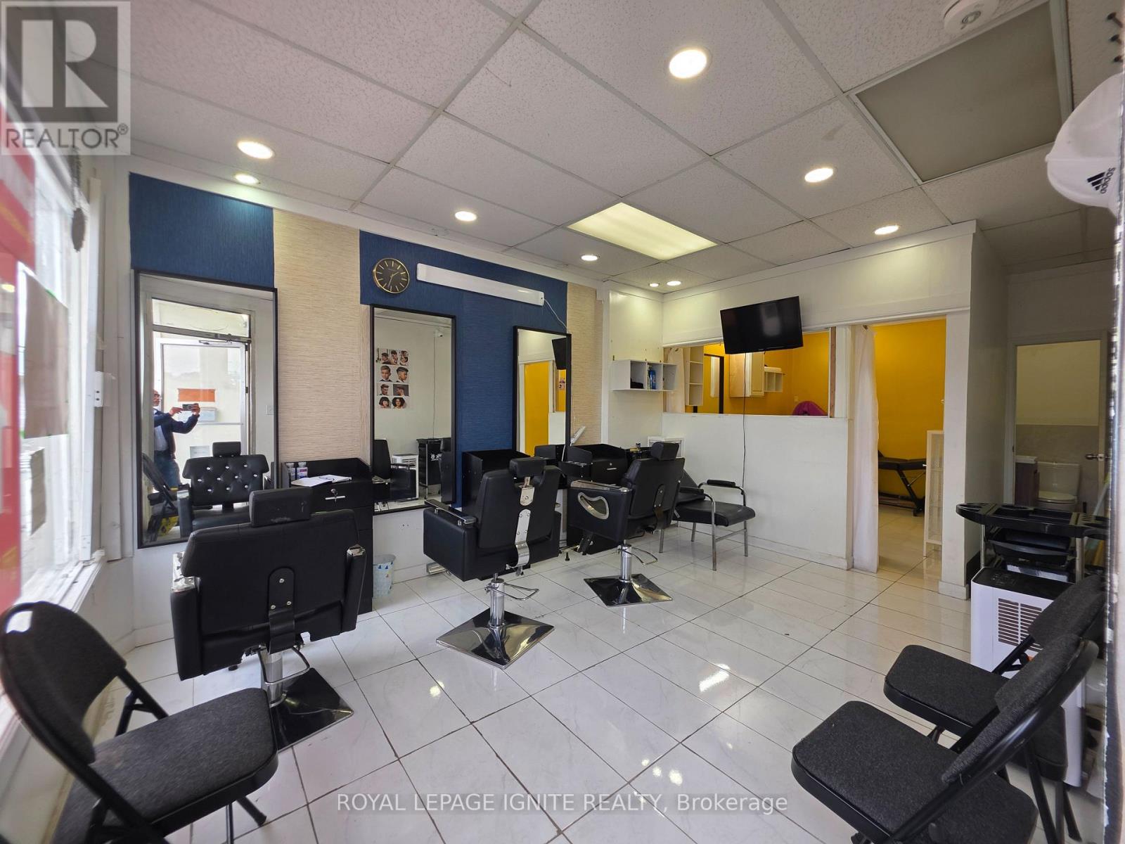 Main Floor (Front Side) - 2426 Kingston Road, Toronto, Ontario  M1N 1V3 - Photo 2 - E13860068