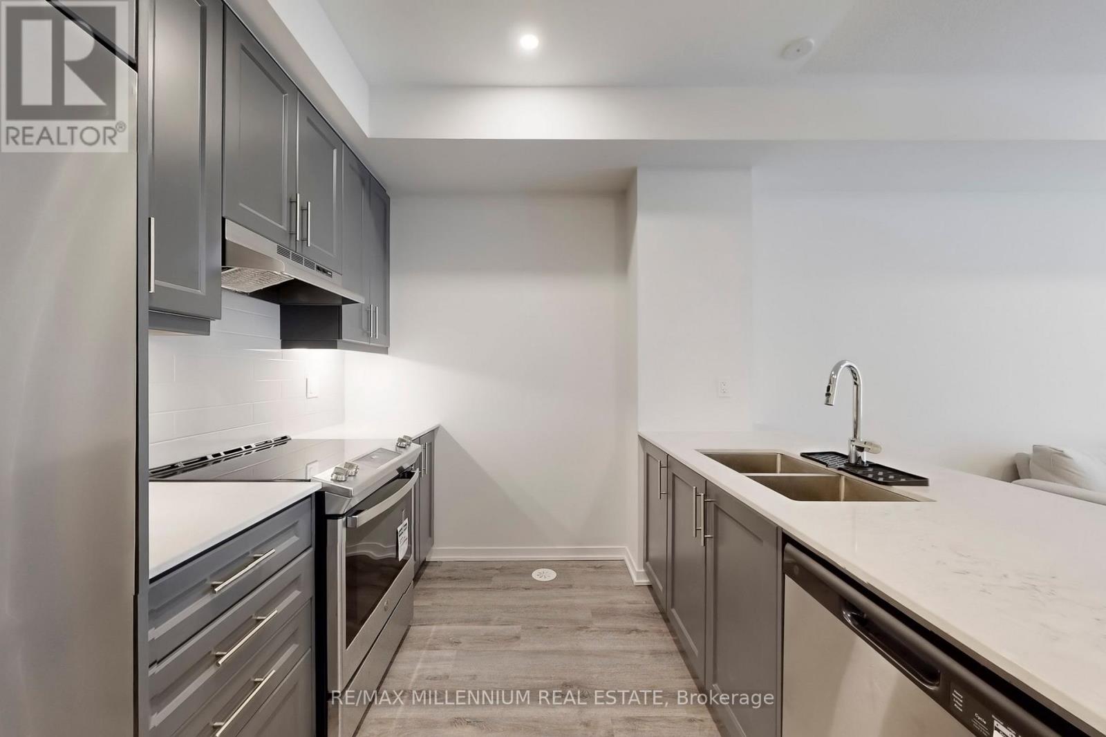 Th 350 - 100 Honeycrisp Crescent, Vaughan, Ontario  L4K 0N7 - Photo 12 - N13860042