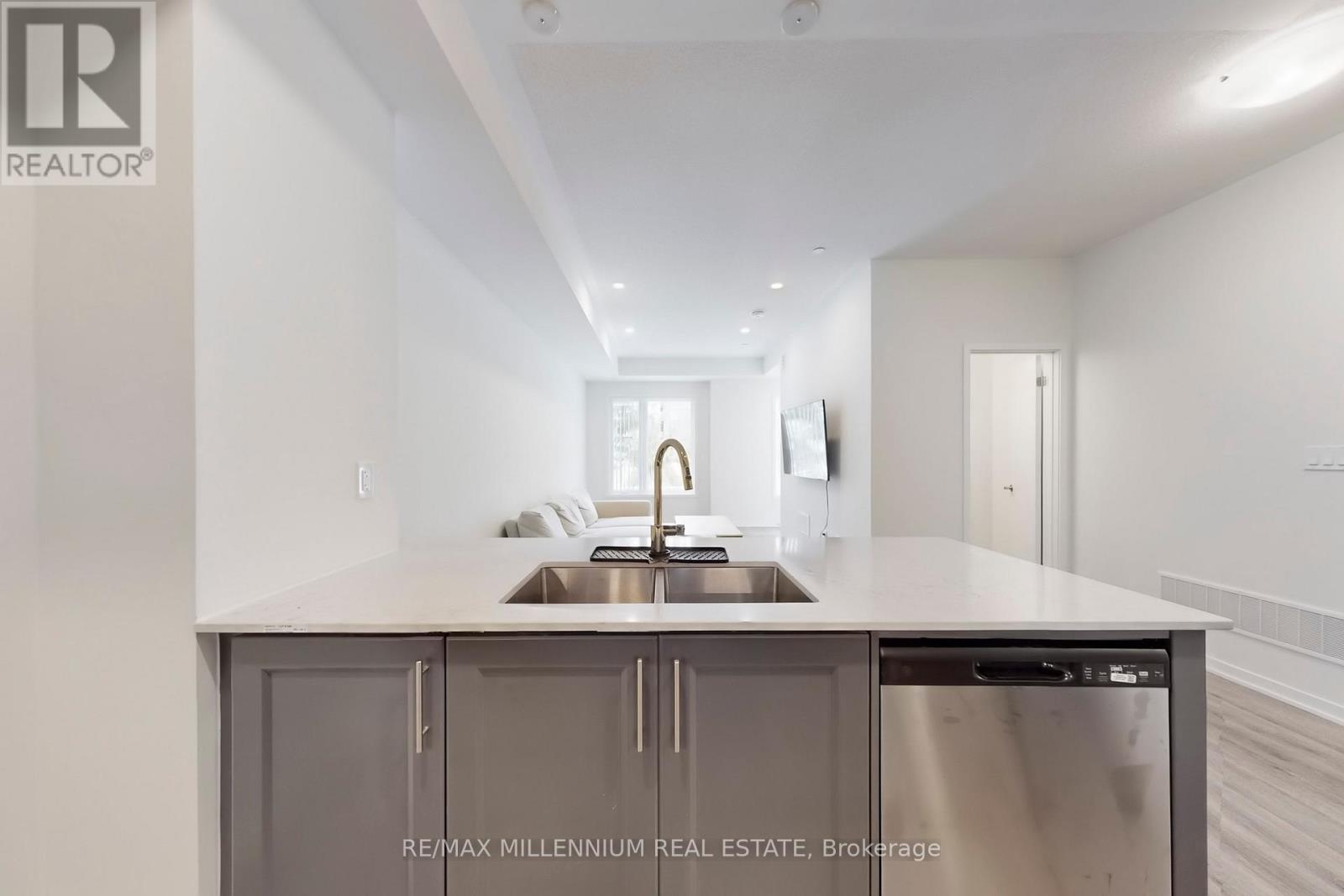 Th 350 - 100 Honeycrisp Crescent, Vaughan, Ontario  L4K 0N7 - Photo 15 - N13860042