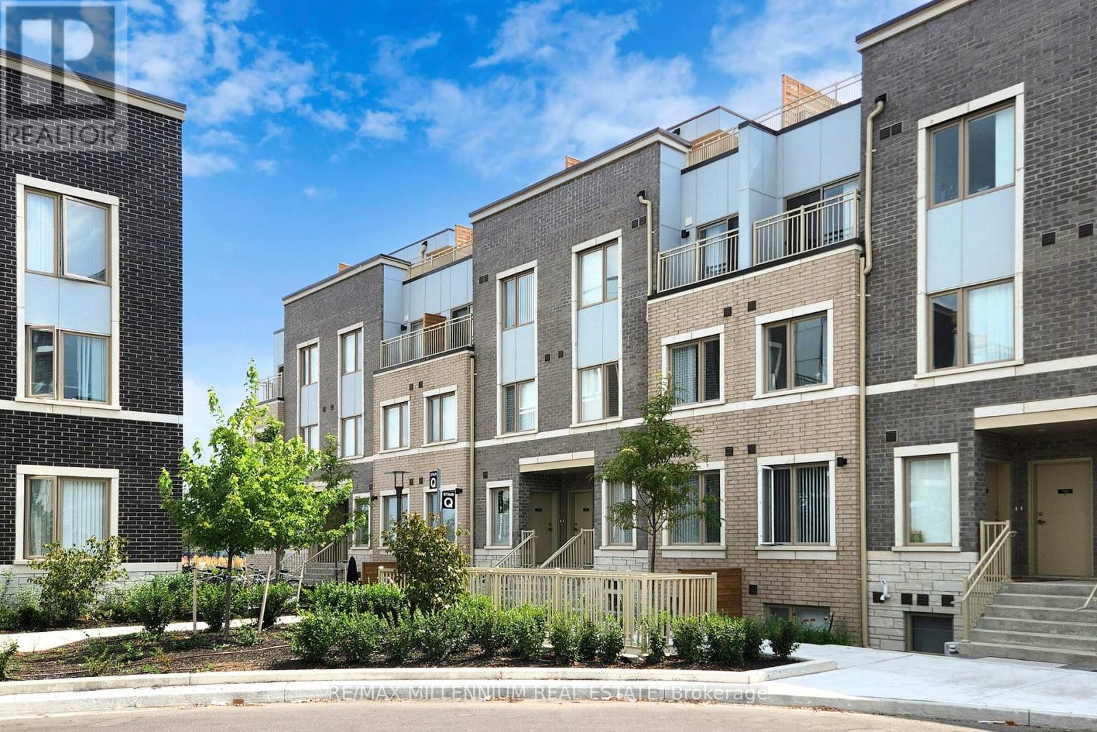 Th 350 - 100 Honeycrisp Crescent, Vaughan, Ontario  L4K 0N7 - Photo 2 - N13860042
