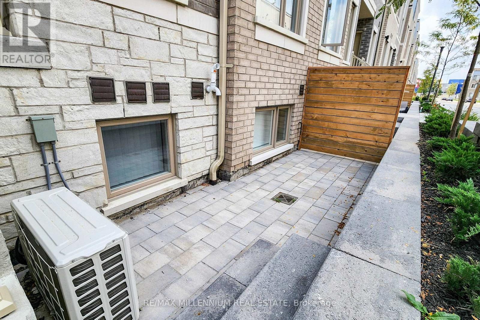 Th 350 - 100 Honeycrisp Crescent, Vaughan, Ontario  L4K 0N7 - Photo 3 - N13860042