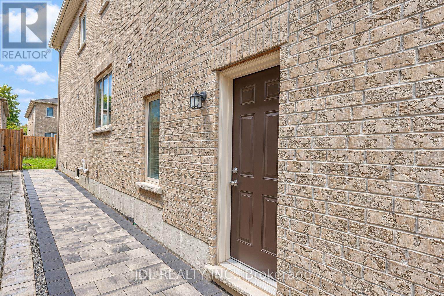 54 Mohandas Drive, Markham, Ontario  L3S 0E5 - Photo 4 - N13860048