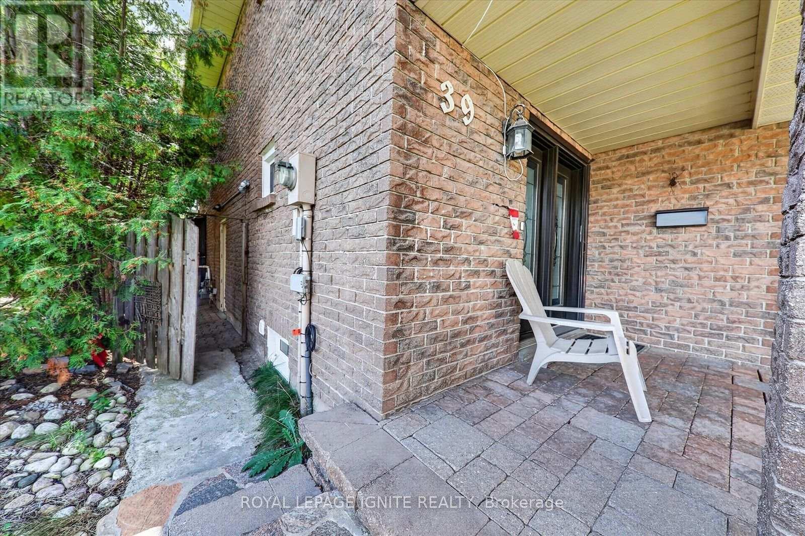 39 Longfellow Court, Whitby, Ontario  L1N 6V7 - Photo 4 - E13860092