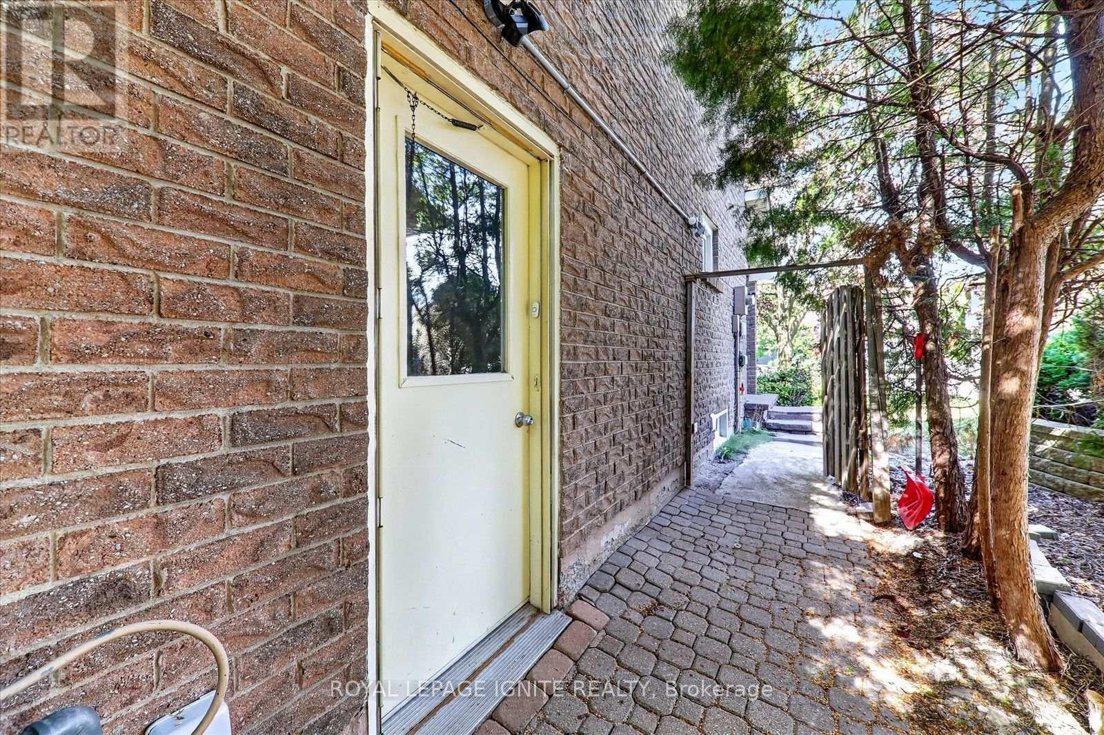 39 Longfellow Court, Whitby, Ontario  L1N 6V7 - Photo 5 - E13860092