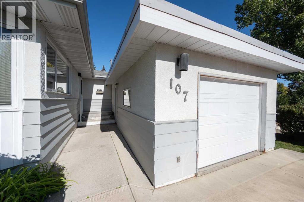 107 Hallbrook Drive Sw, Calgary, Alberta  T2V 3H8 - Photo 4 - A2346389