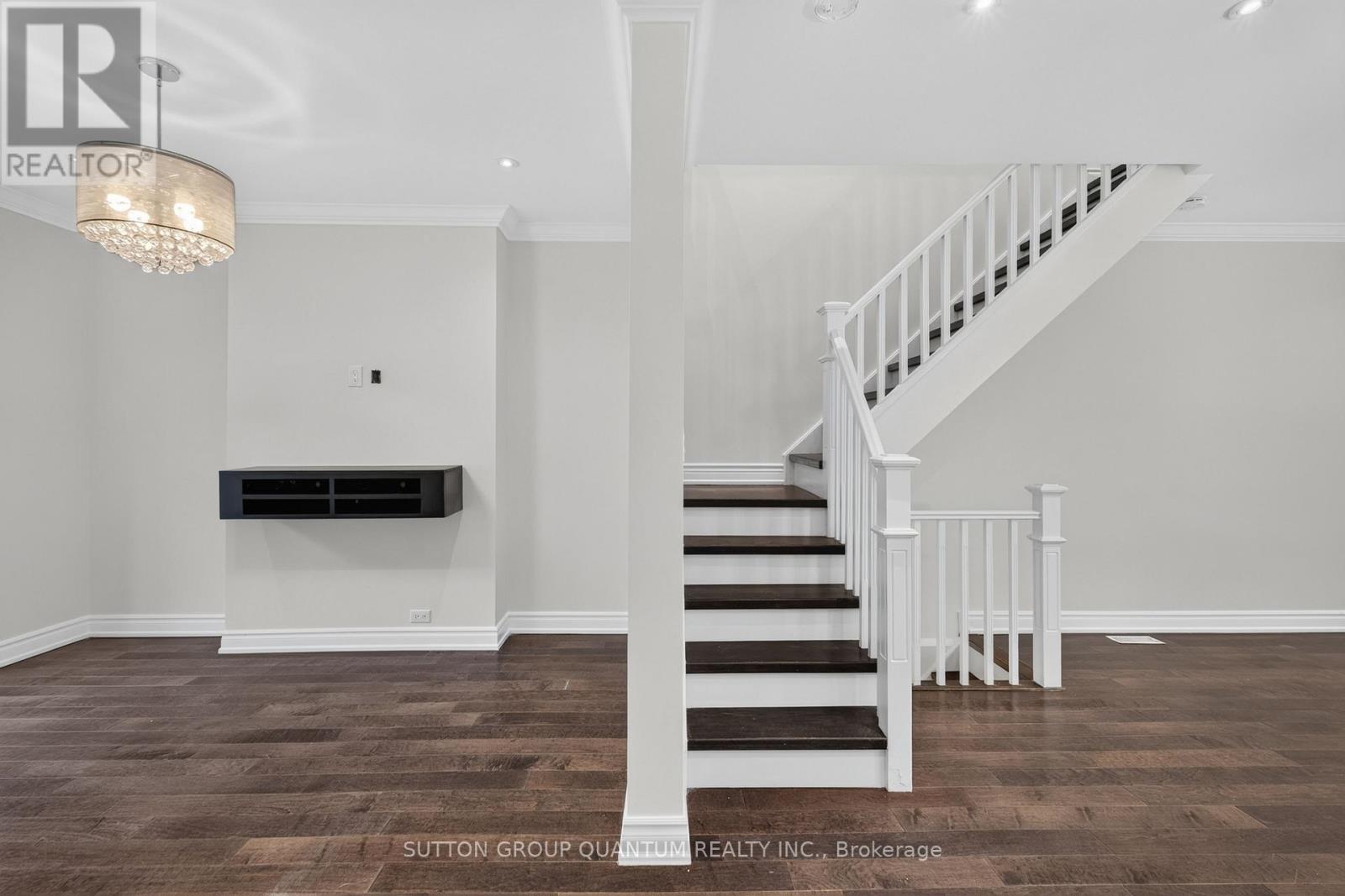 693 Greenwood Avenue, Toronto, Ontario  M4J 4B6 - Photo 4 - E13860348