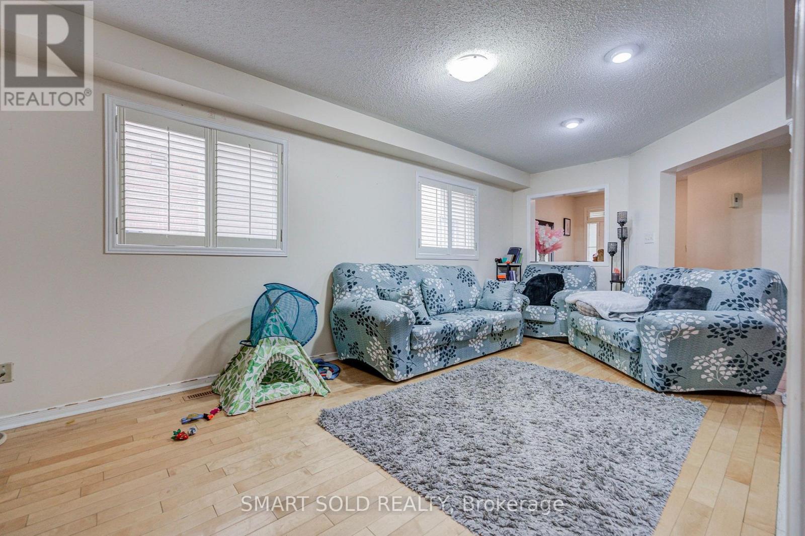 68 Harmony Road, Vaughan, Ontario  L4K 5G4 - Photo 4 - N13860332