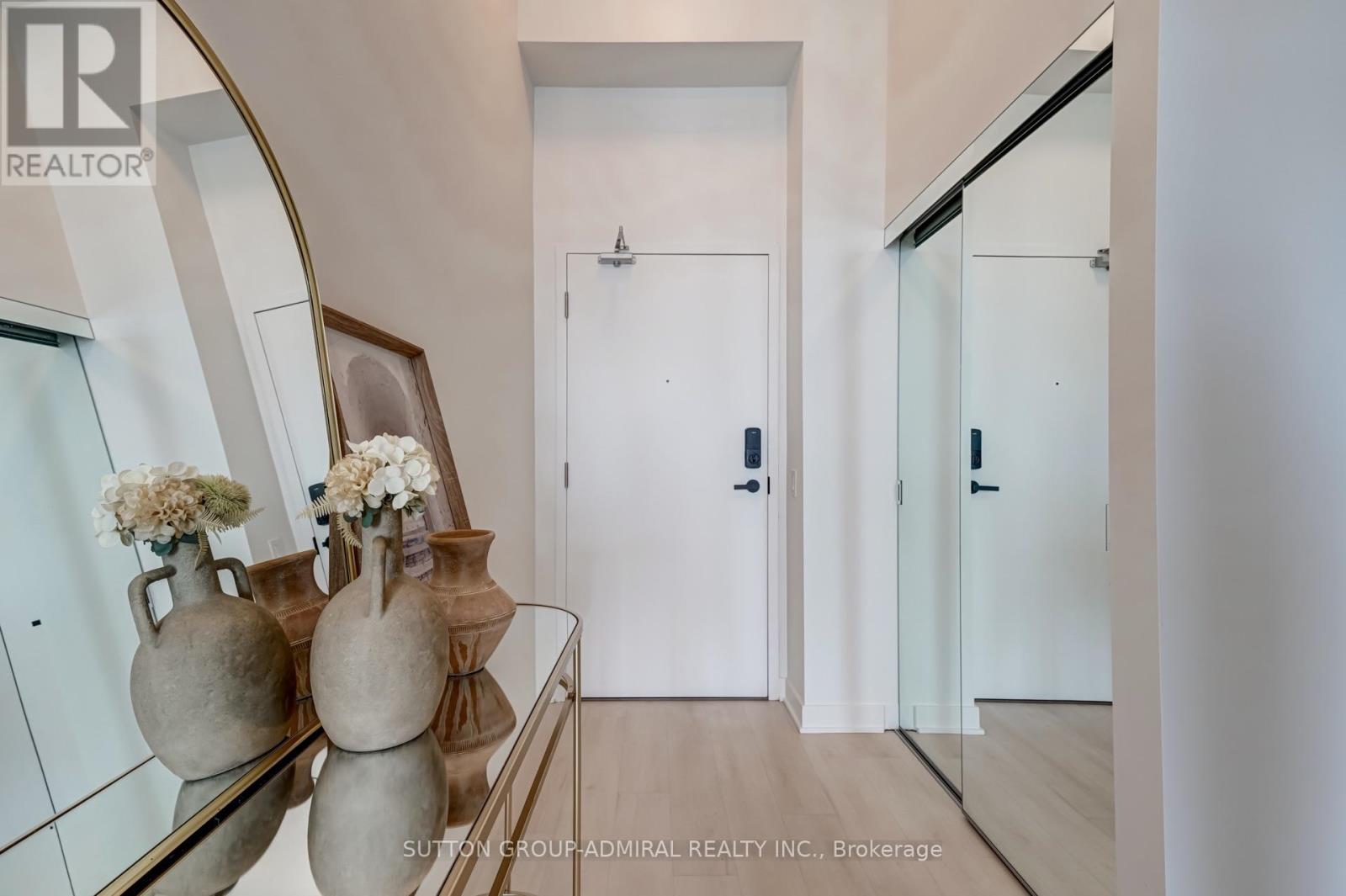 2401 - 3900 Confederation Parkway, Mississauga, Ontario  L5B 0M3 - Photo 2 - W13860386