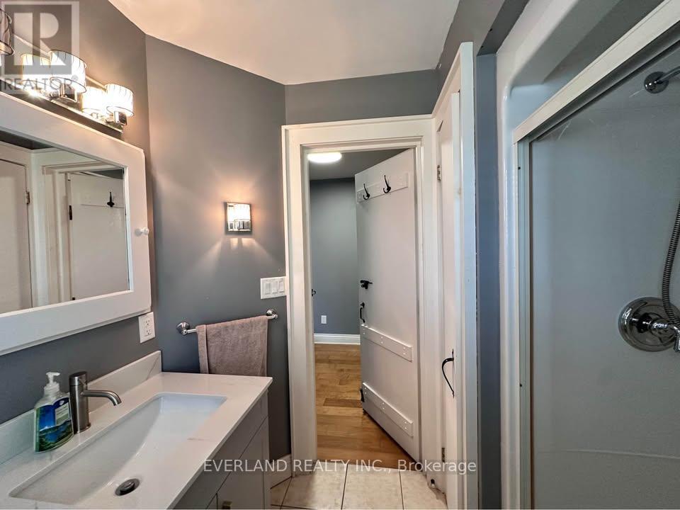 Ensuite Room - 3369 St Paul Avenue, Niagara Falls, Ontario  L2J 2M3 - Photo 10 - X13860388