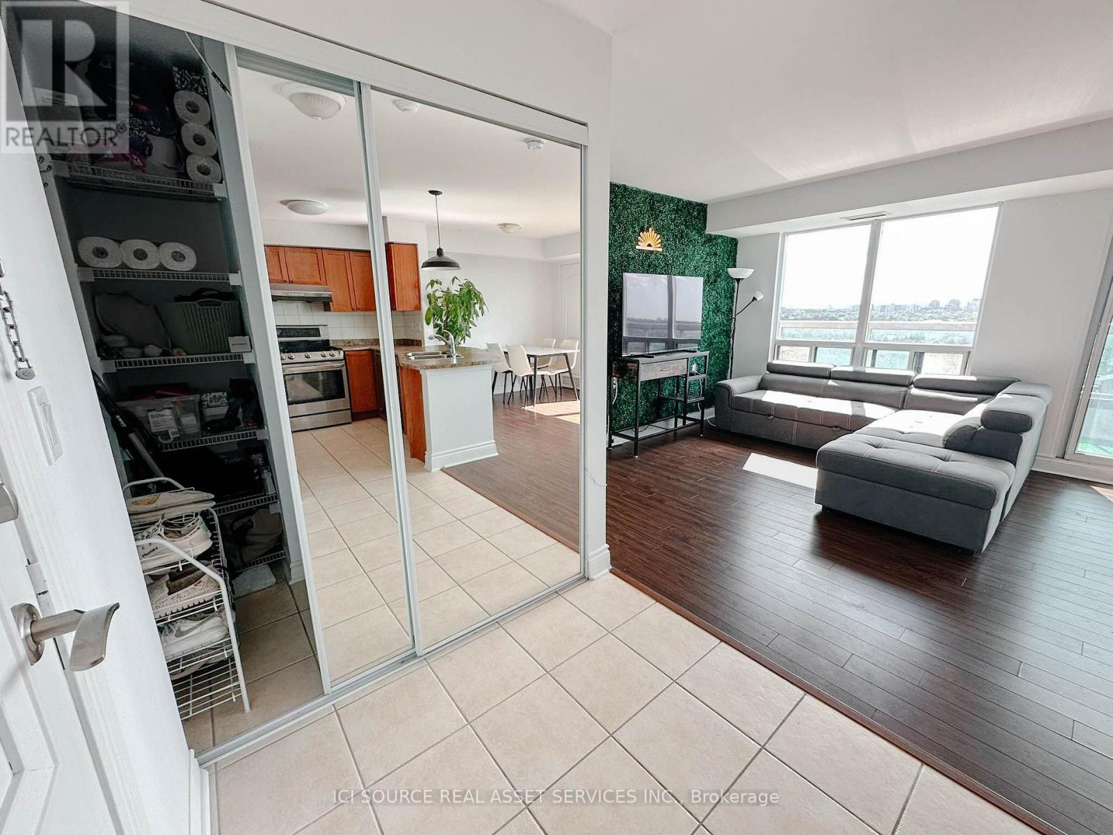 901 - 935 Sheppard Avenue W, Toronto, Ontario M3H 2T7 - Photo 2 - C13860528
