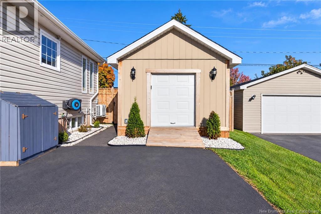 61 Bolton Street Moncton New Brunswick Canada E1E2H5 4