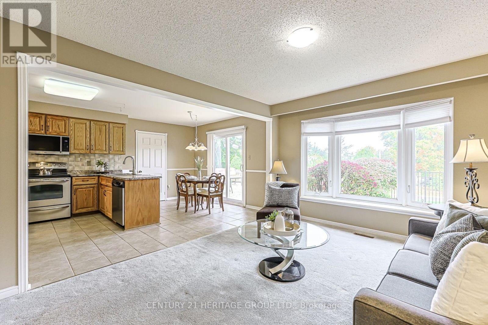 20 Simmons Crescent, Aurora, Ontario  L4G 6B5 - Photo 7 - N13860576