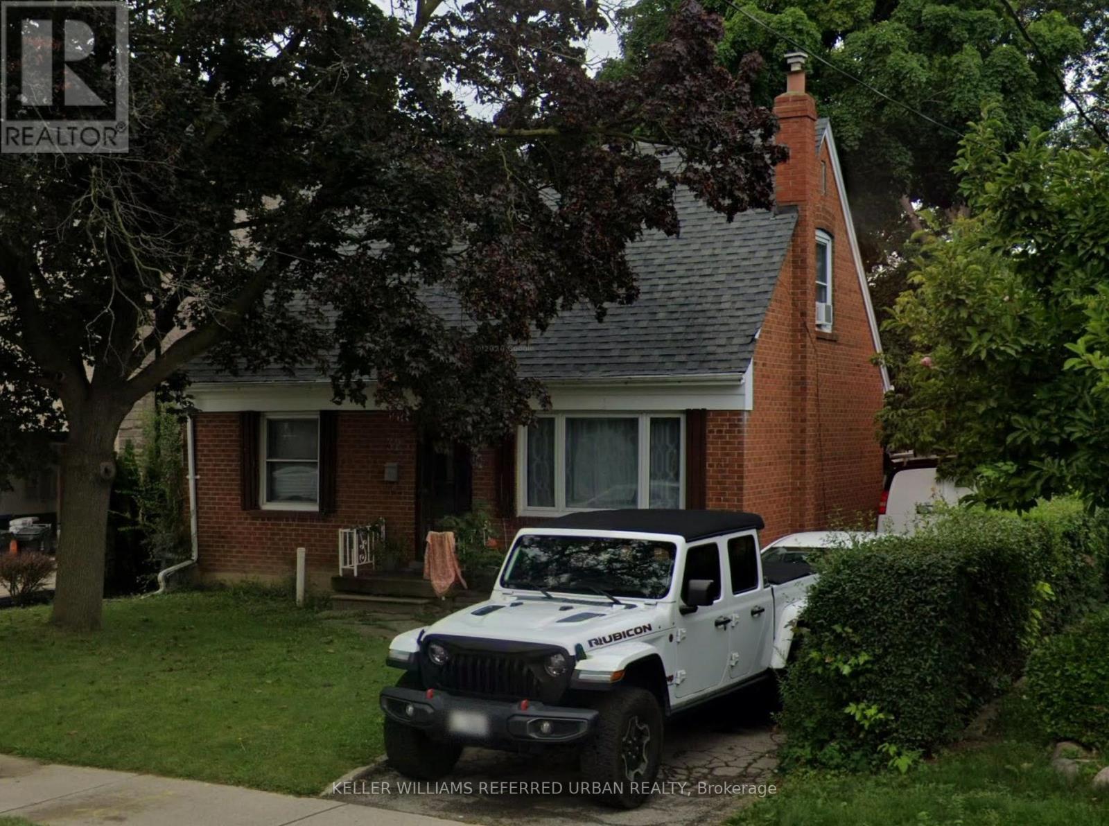 32 AMESBURY DRIVE, Toronto, Ontario