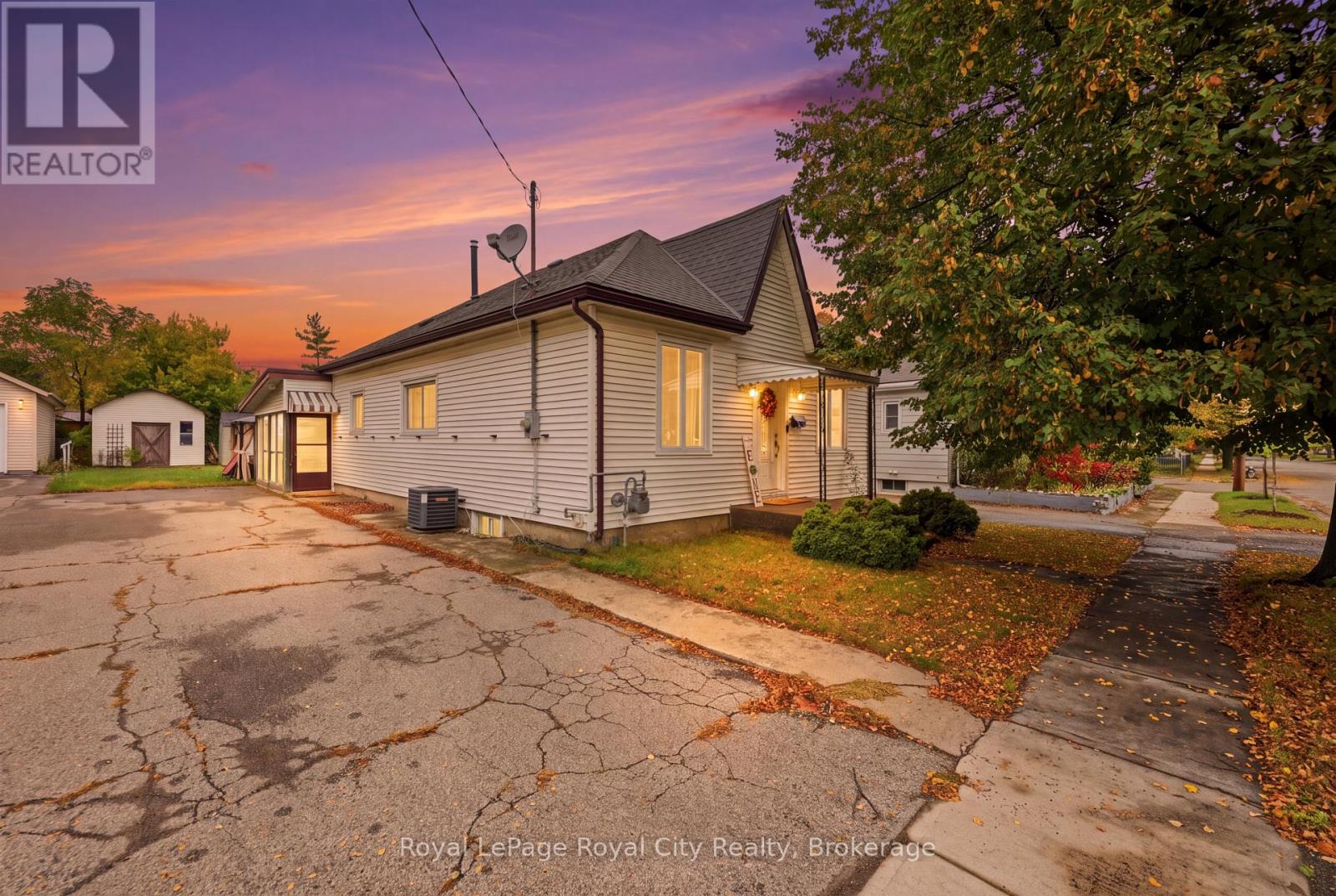 22 Hill Avenue, Brantford, Ontario  N3R 4G9 - Photo 1 - X13860716