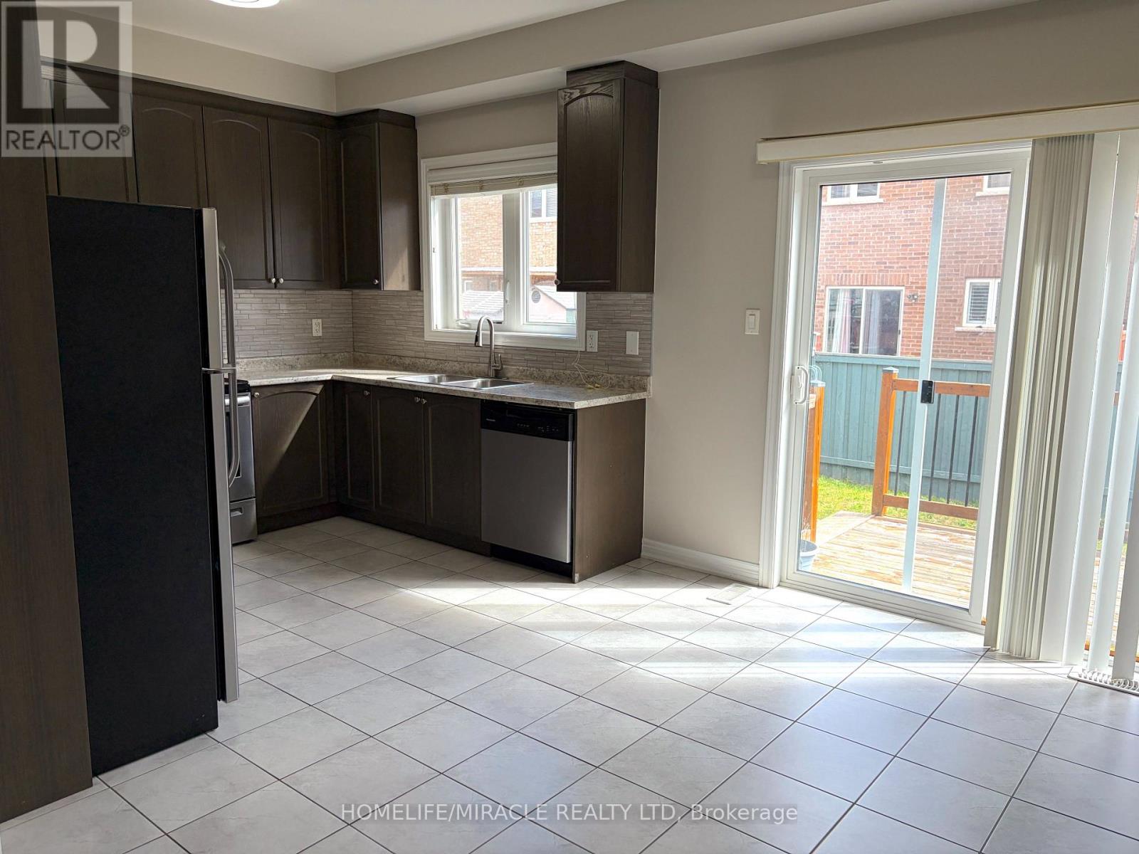 15 Banbridge Crescent, Brampton, Ontario  L6X 5L9 - Photo 5 - W13805762