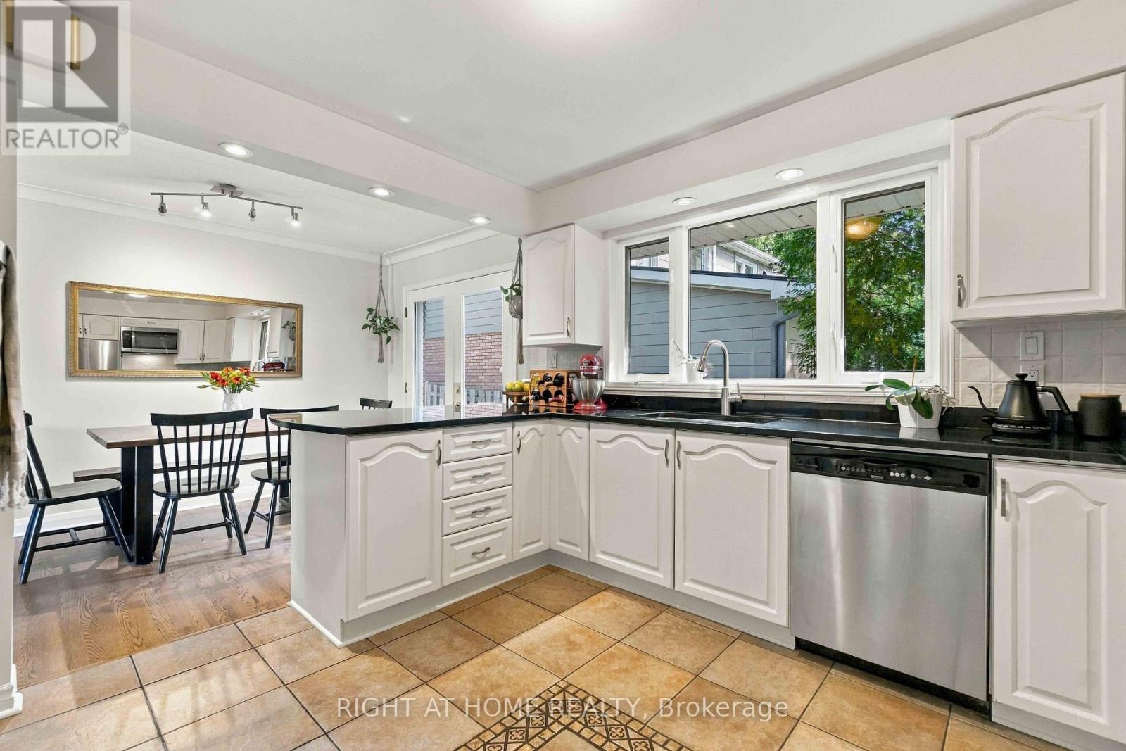 2045 Saville Row, Ottawa, Ontario  K2A 1A4 - Photo 10 - X13860894