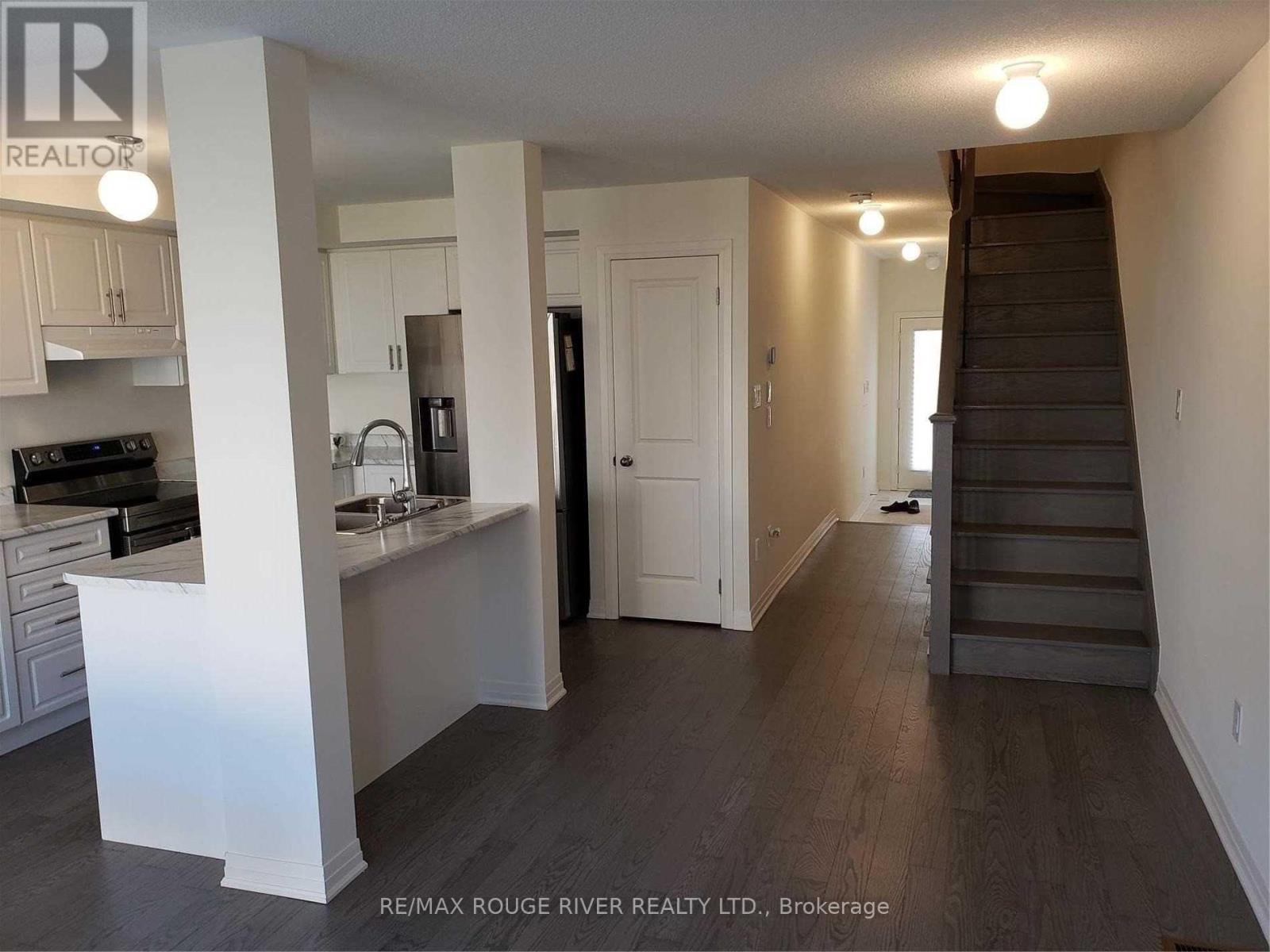 19 Caspian Square, Clarington, Ontario  L7C 3N1 - Photo 4 - E13860890