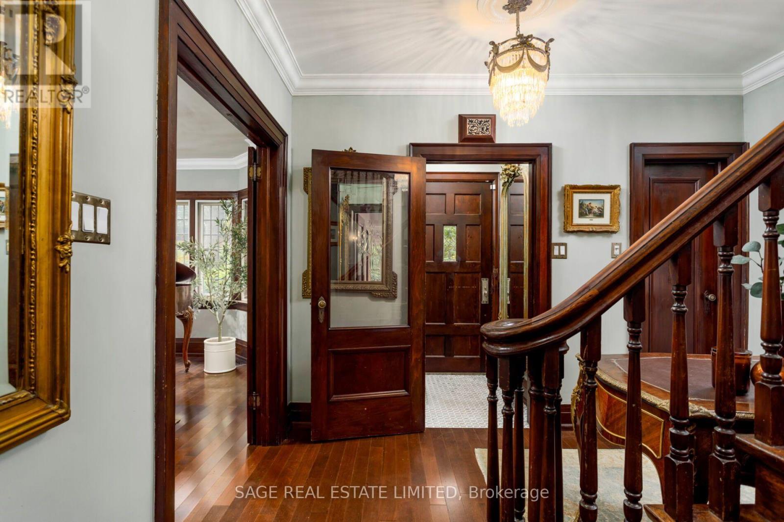 124 Brentwood Road N, Toronto, Ontario  M8X 2C6 - Photo 2 - W13860852