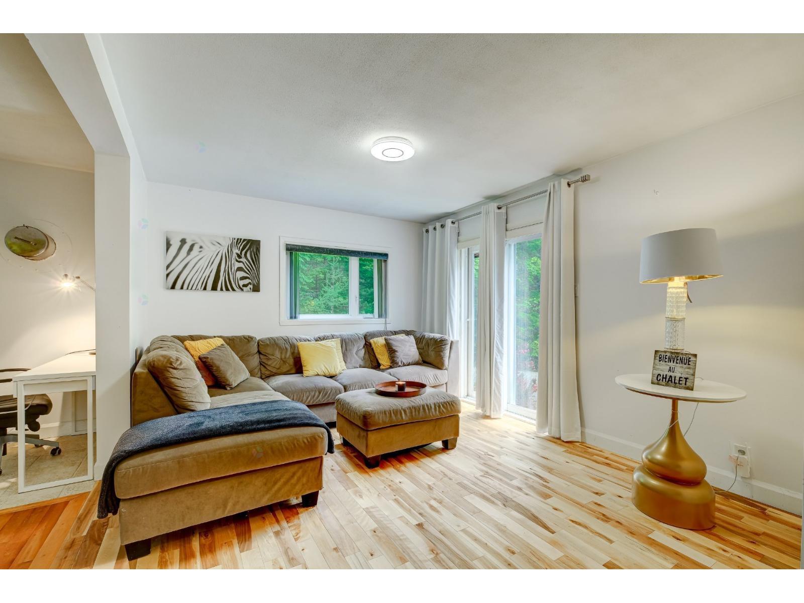 16 Rue Pine Bolton-Est Quebec Canada J0E1G0 3