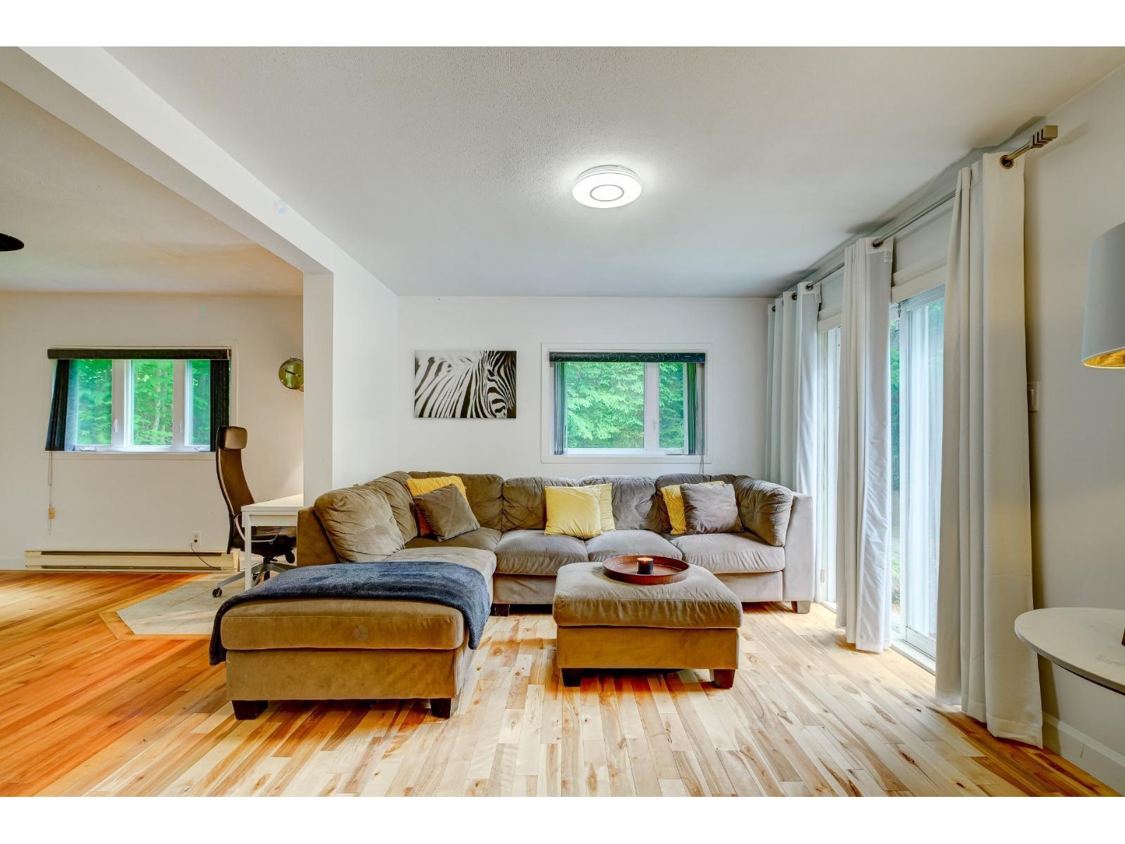 16 Rue Pine Bolton-Est Quebec Canada J0E1G0 2