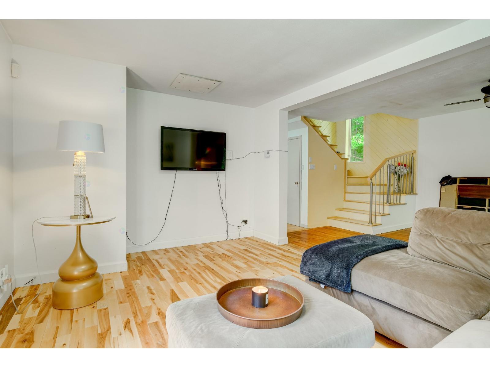 16 Rue Pine Bolton-Est Quebec Canada J0E1G0 4