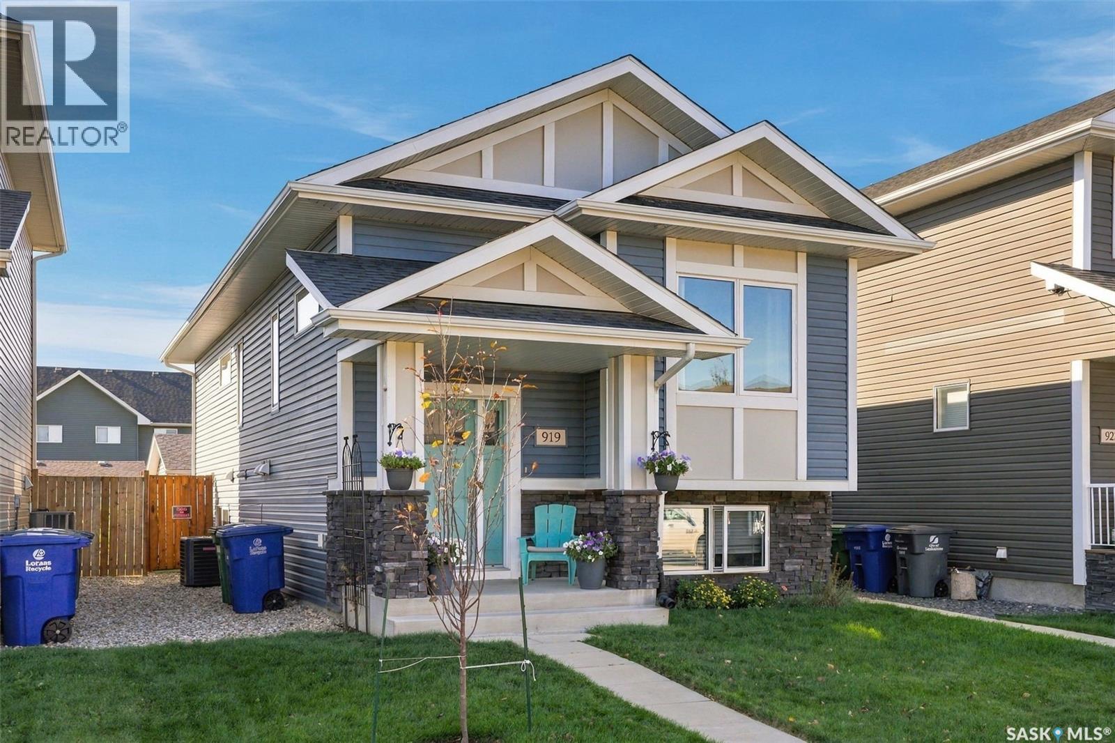 919 Kolynchuk Bend, Saskatoon, Saskatchewan  S7T 0V9 - Photo 2 - SK050317