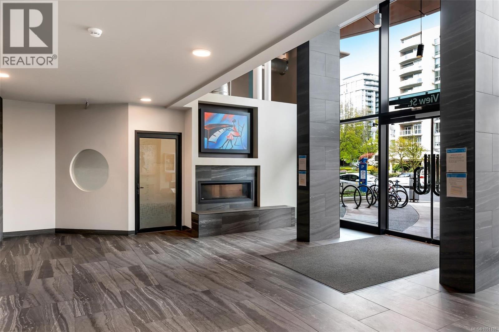 707 1029 View St
