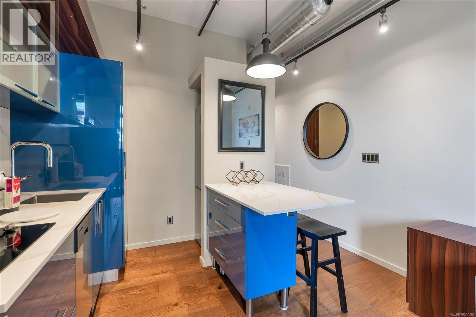 707 1029 View St