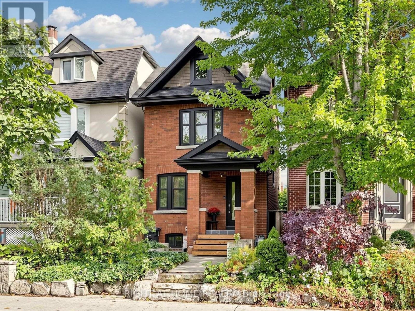 813 CARLAW AVENUE, Toronto, Ontario