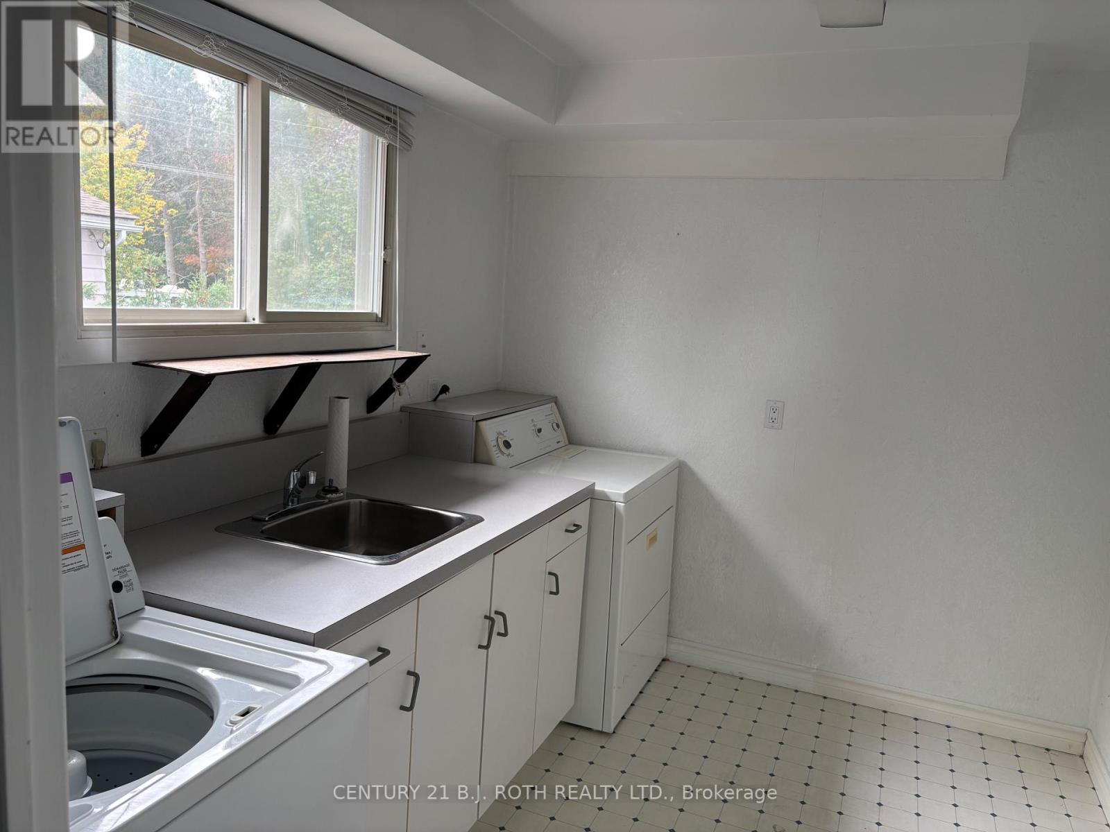 33 Beaumaur Drive, Penetanguishene, Ontario  L9M 1V7 - Photo 6 - S13716254