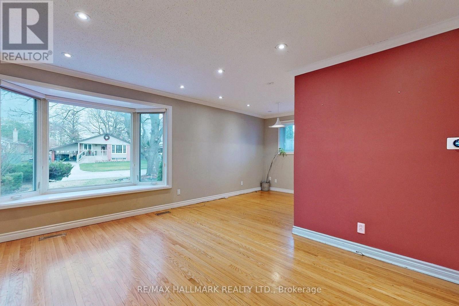 16 Knowles Crescent, Aurora, Ontario  L4G 1Z7 - Photo 2 - N13861002