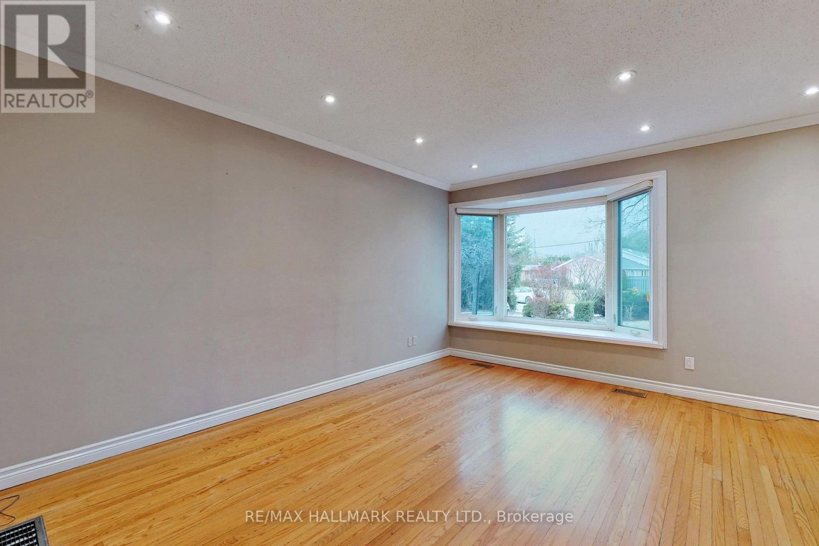 16 Knowles Crescent, Aurora, Ontario  L4G 1Z7 - Photo 3 - N13861002