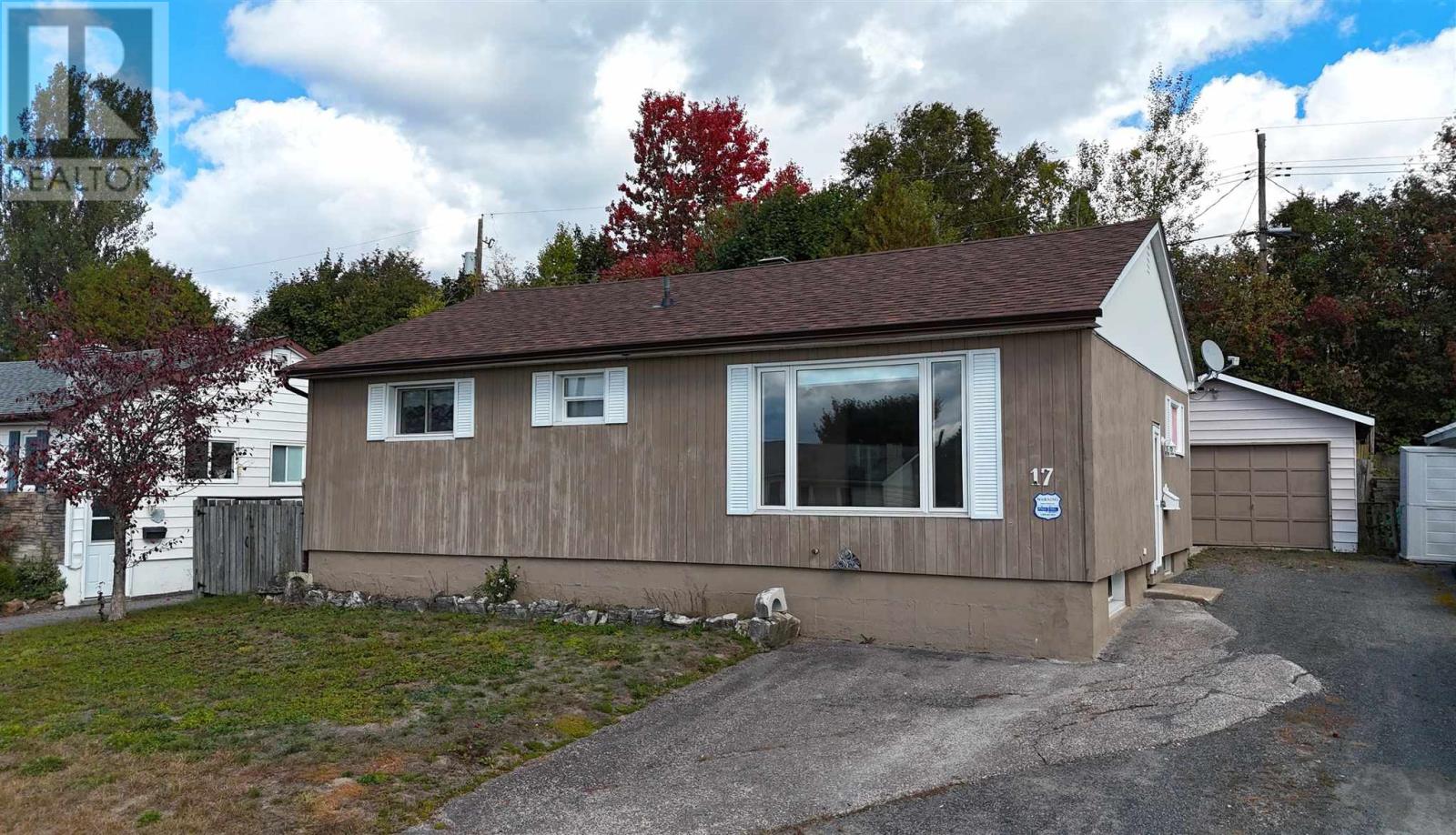 17 Brown RD, Elliot Lake, Ontario